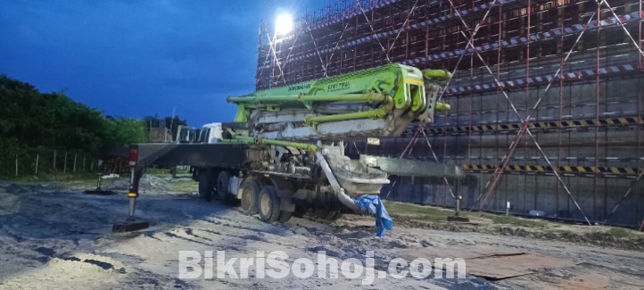 Concrete boom pump